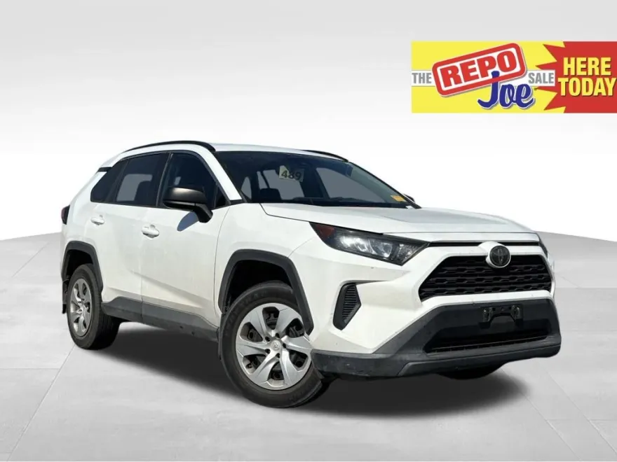 2020 Toyota RAV4 LE photo 1