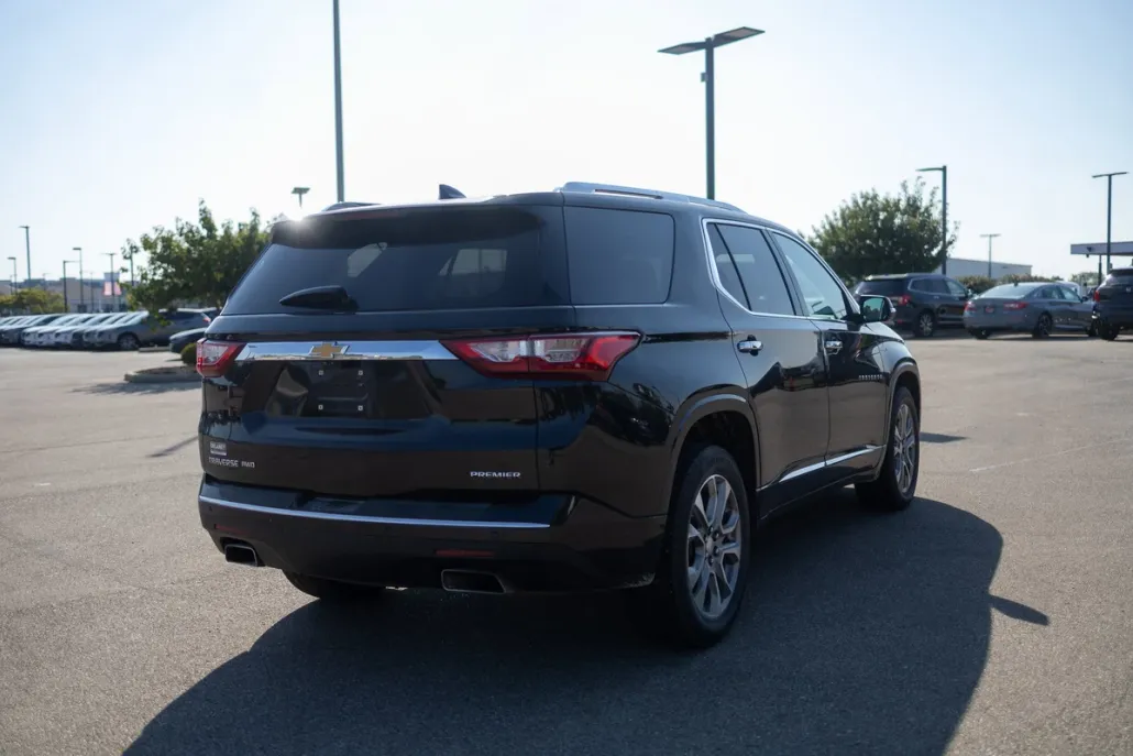 2021 Chevrolet Traverse Premier photo 1