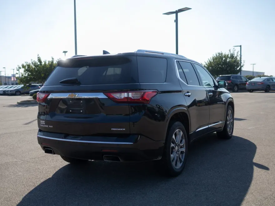 2021 Chevrolet Traverse Premier photo 1