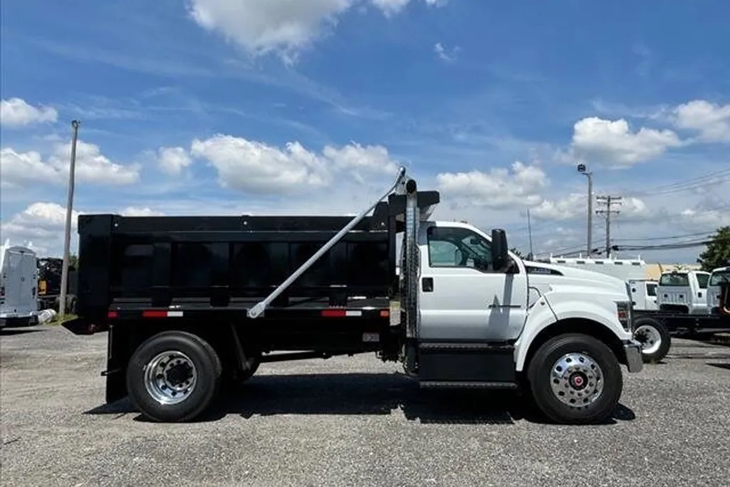 2025 Ford F-750 Base photo 1