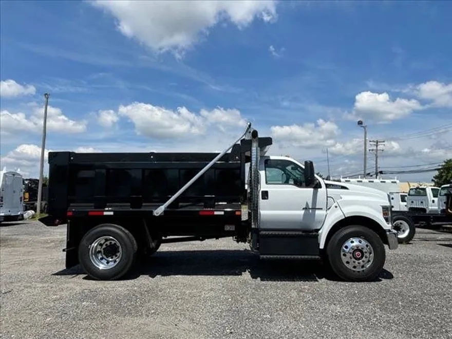 2025 Ford F-750 Base photo 1