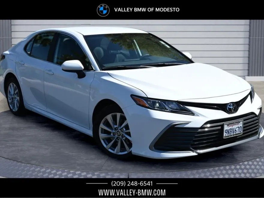 2021 Toyota Camry LE photo 1