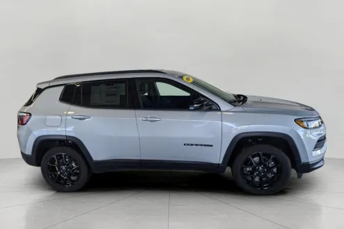 2025 Jeep Compass Latitude photo 3