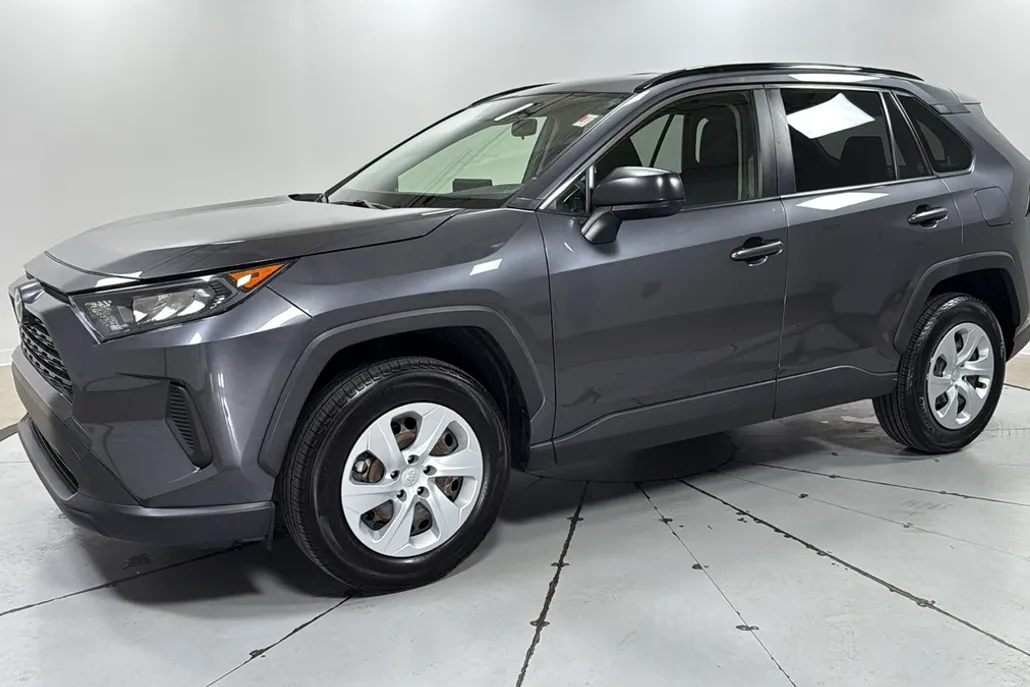 2019 Toyota RAV4 LE photo 1