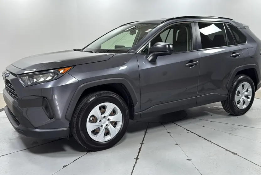 2019 Toyota RAV4 LE photo 1