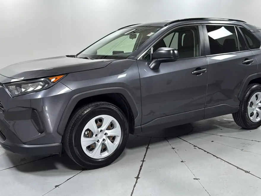 2019 Toyota RAV4 LE photo 1