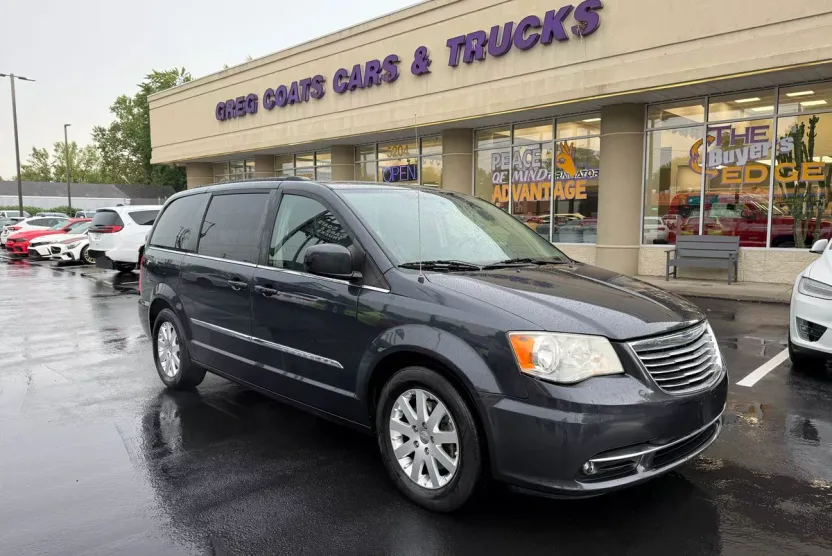 2014 Chrysler Town & Country Touring photo 1