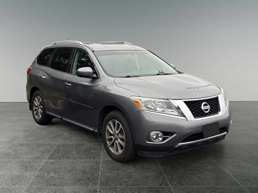 2015 Nissan Pathfinder SV photo 1