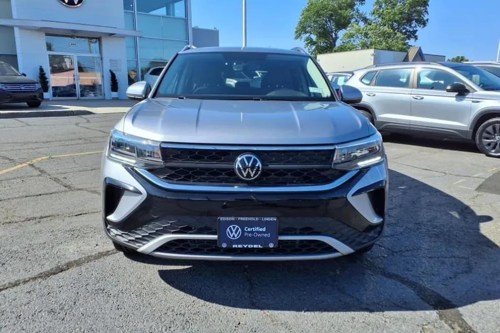 2022 Volkswagen Taos SE photo 1