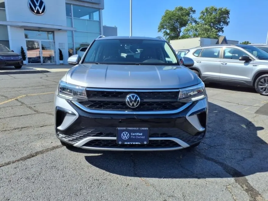 2022 Volkswagen Taos SE photo 1
