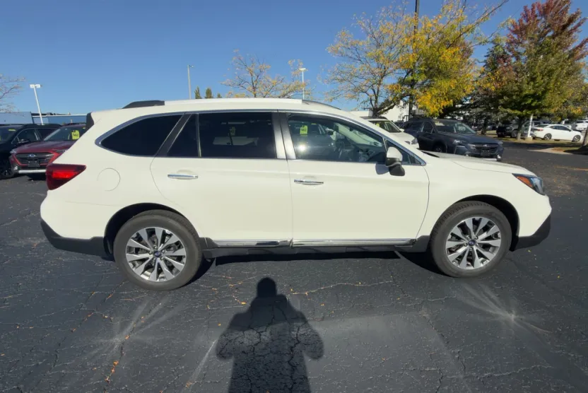 2018 Subaru Outback Touring photo 1
