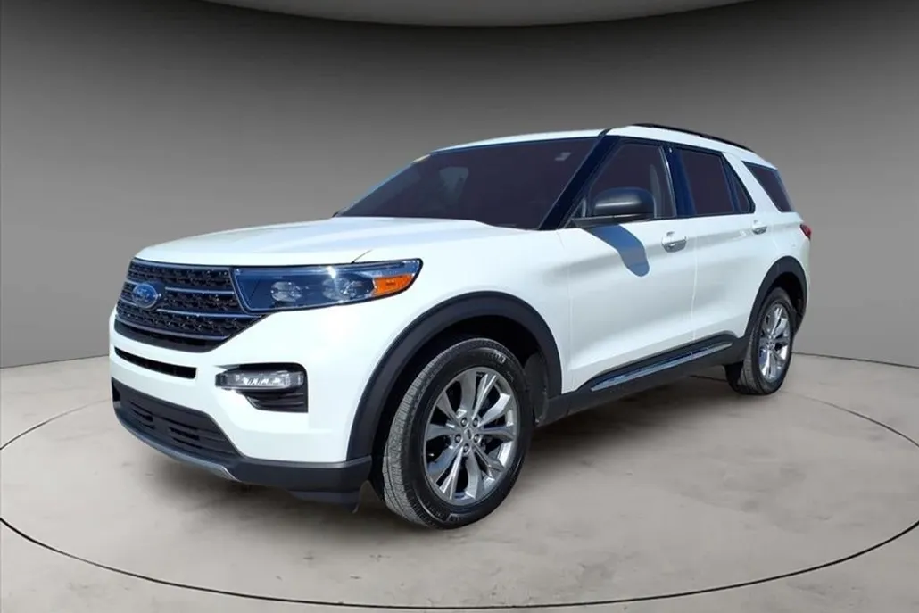 2023 Ford Explorer XLT photo 1