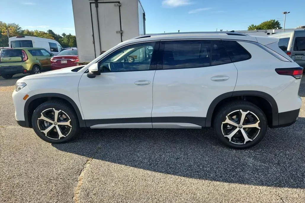 2025 Volkswagen Tiguan SE photo 1