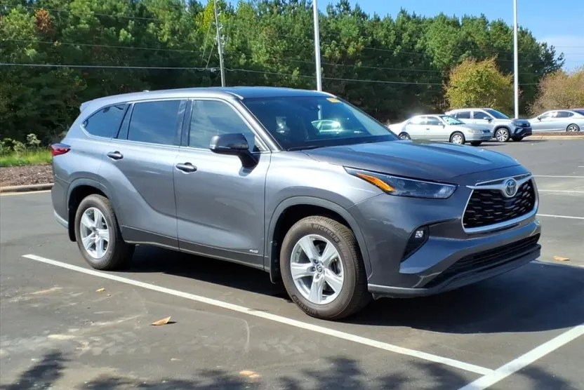 2022 Toyota Highlander Hybrid LE photo 1