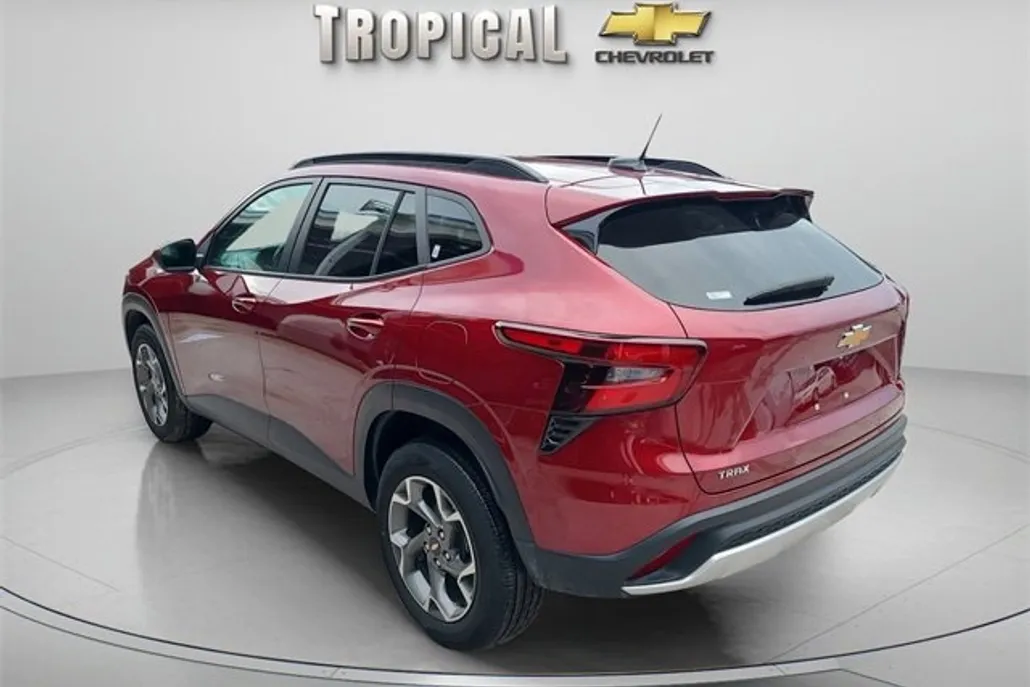 2024 Chevrolet Trax LT photo 1