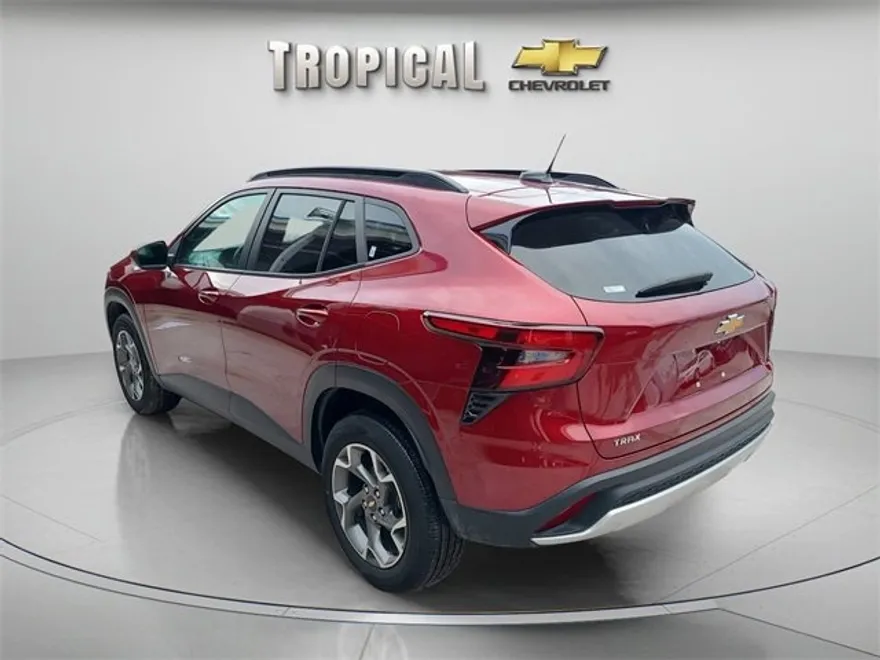 2024 Chevrolet Trax LT photo 1