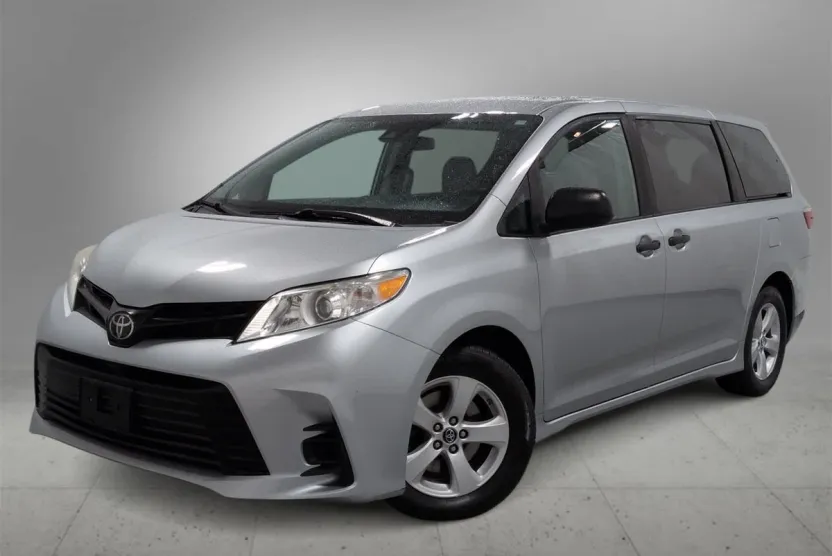 2019 Toyota Sienna L photo 1