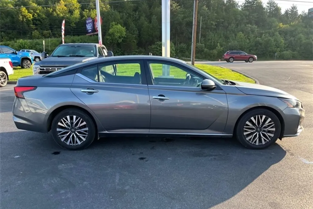 2023 Nissan Altima 2.5 SV photo 1
