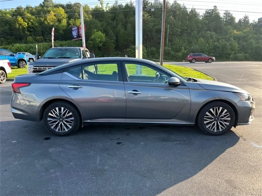 2023 Nissan Altima 2.5 SV photo 1