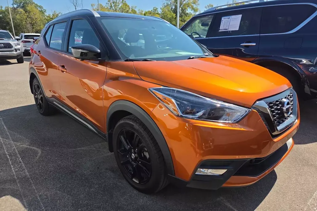 2019 Nissan Kicks SR photo 1