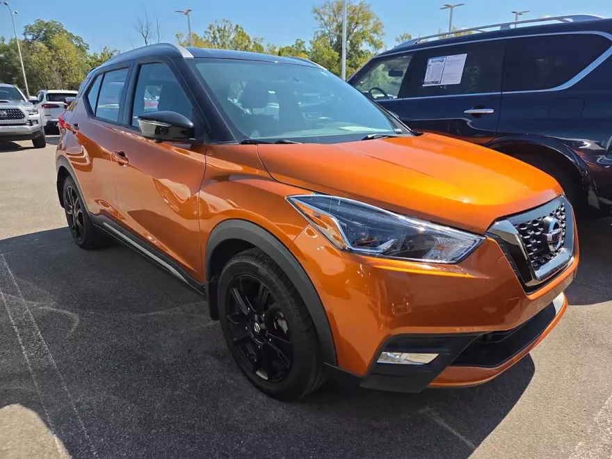 2019 Nissan Kicks SR photo 1