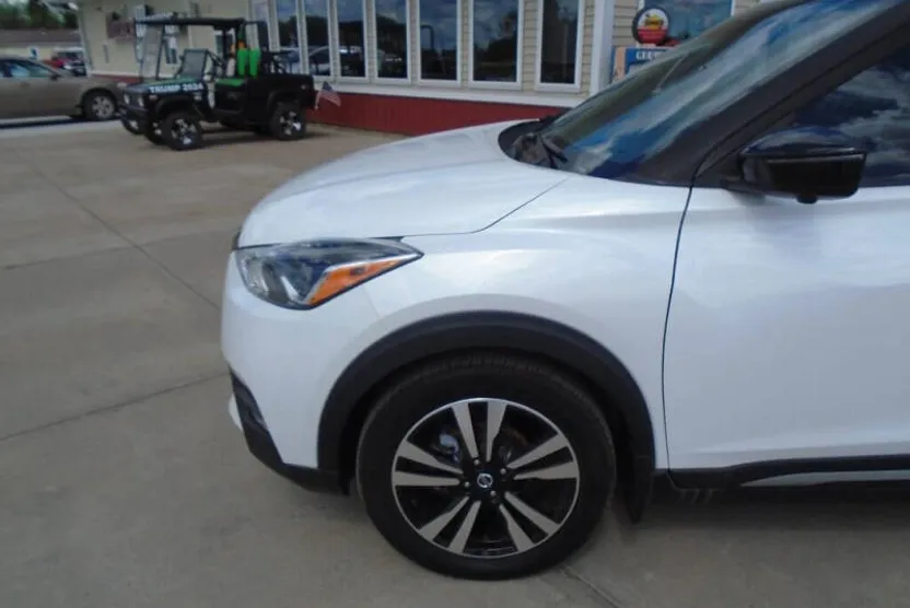2020 Nissan Kicks SR photo 1