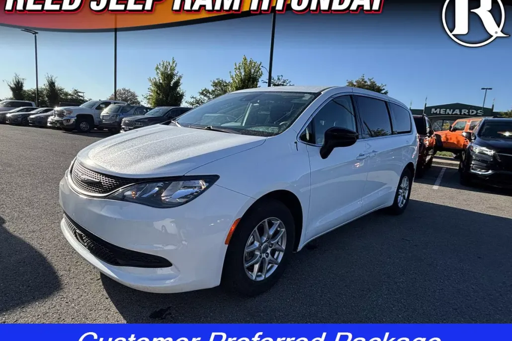 2024 Chrysler Voyager LX photo 1