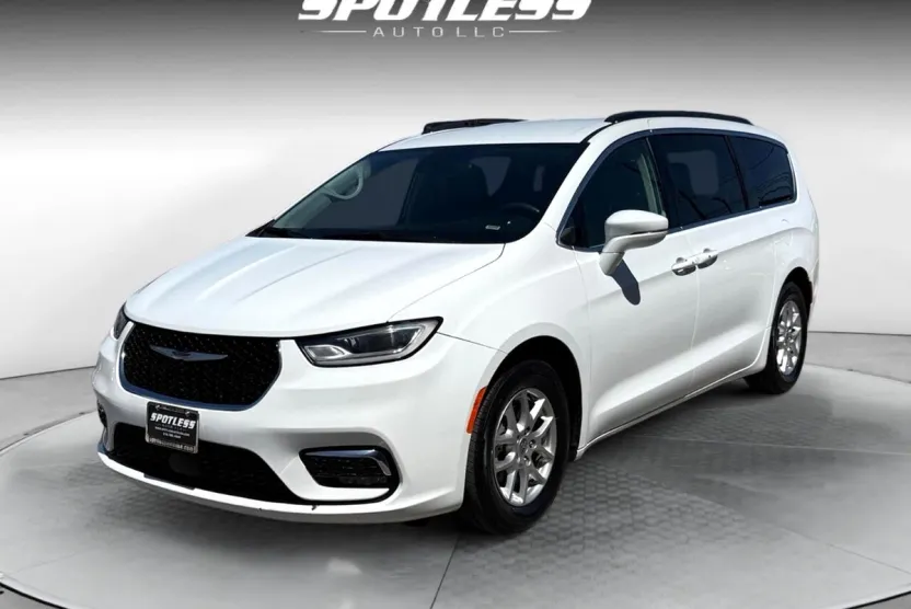 2022 Chrysler Pacifica Touring L photo 1