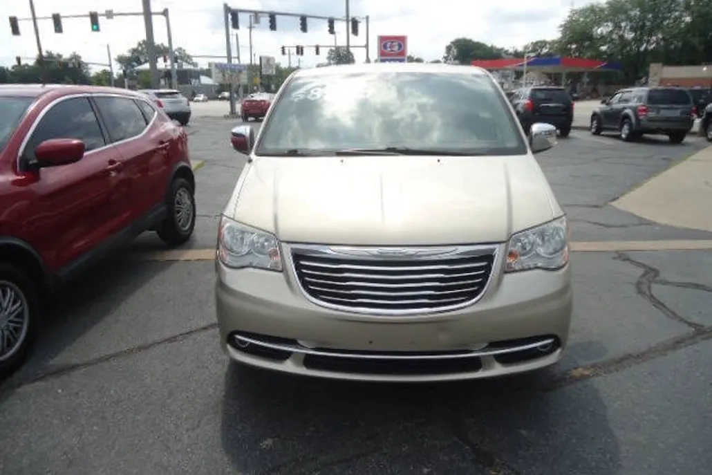 2015 Chrysler Town & Country photo 1