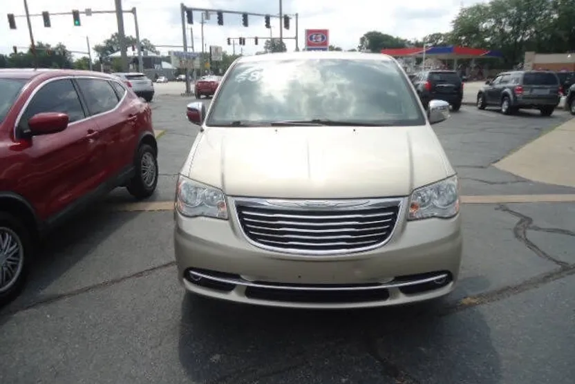 2015 Chrysler Town & Country photo 1