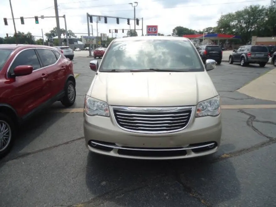 2015 Chrysler Town & Country photo 1