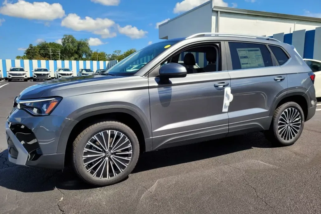 2025 Volkswagen Taos SE photo 1