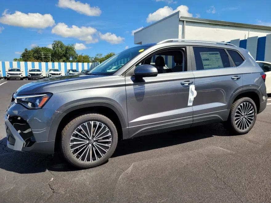 2025 Volkswagen Taos SE photo 1