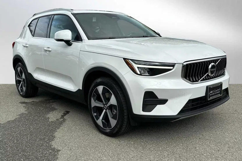 2025 Volvo XC40 Core photo 1