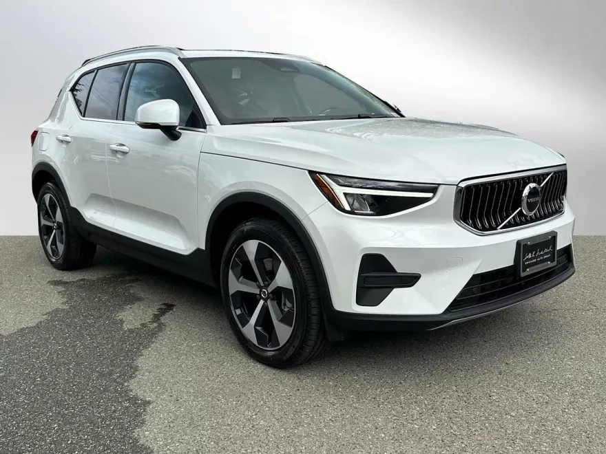 2025 Volvo XC40 Core photo 1