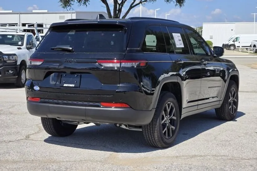 2025 Jeep Grand Cherokee Altitude photo 1