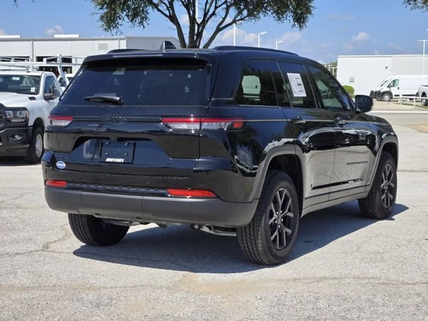 2025 Jeep Grand Cherokee Altitude photo 1