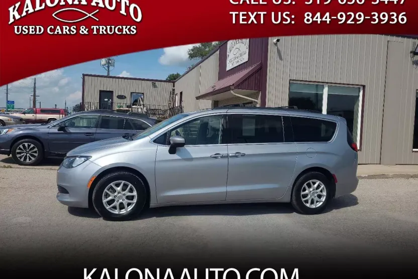 2020 Chrysler Voyager LXi photo 1