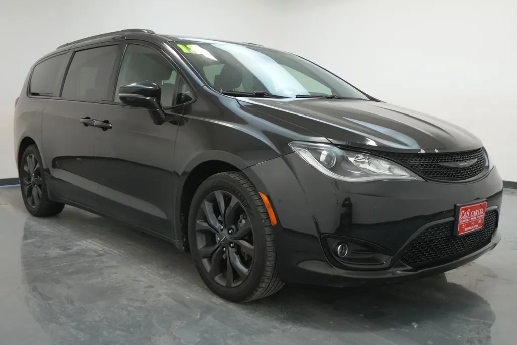 2018 Chrysler Pacifica Limited photo 1