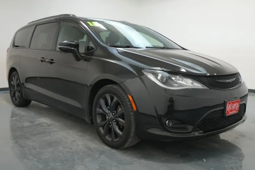 2018 Chrysler Pacifica Limited photo 1