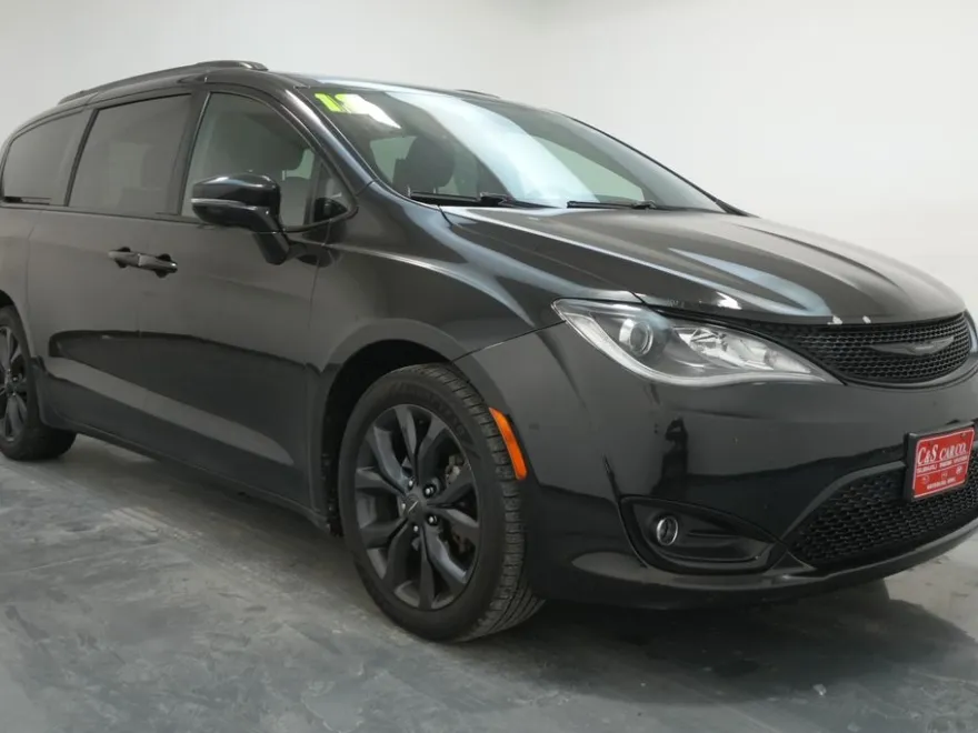 2018 Chrysler Pacifica Limited photo 1