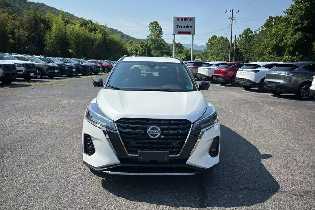 2021 Nissan Kicks SR photo 1