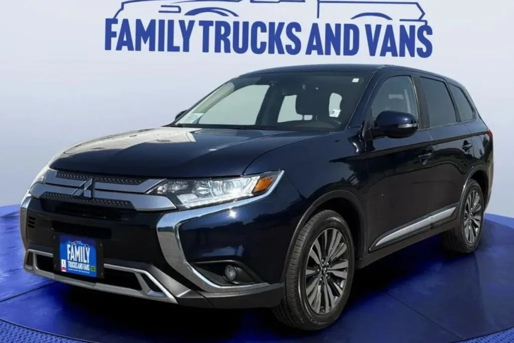 2020 Mitsubishi Outlander ES photo 1