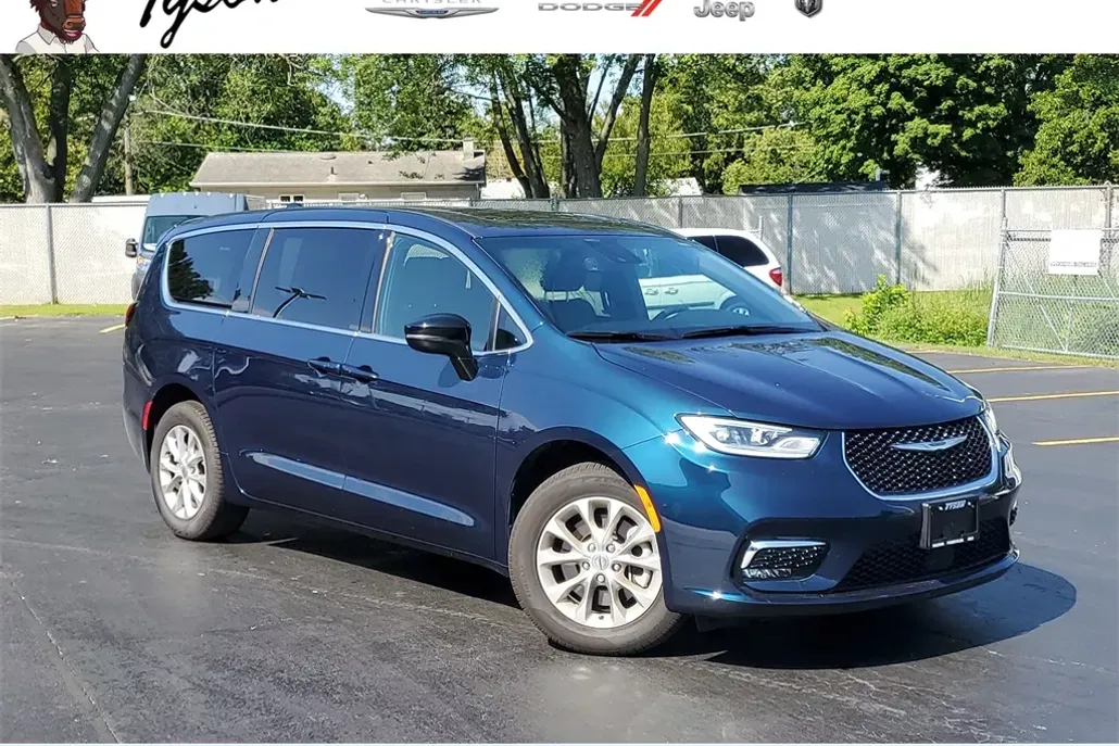 2025 Chrysler Pacifica photo 1