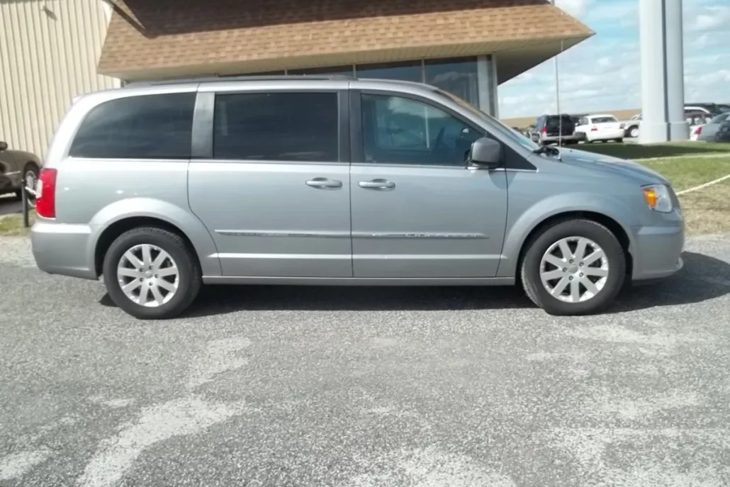 2016 Chrysler Town & Country Touring photo 1