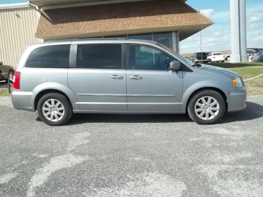 2016 Chrysler Town & Country Touring photo 1