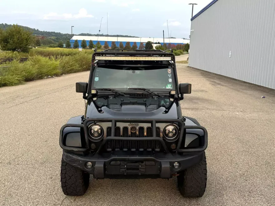 2016 Jeep Wrangler Unlimited Sahara photo 1