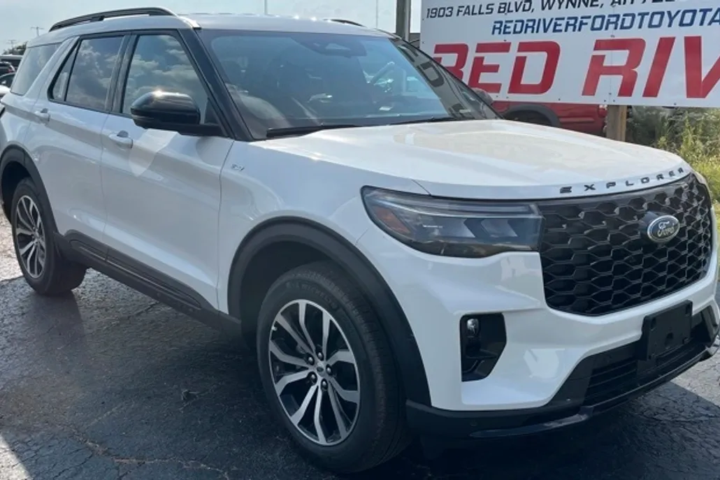 2025 Ford Explorer ST-Line photo 1