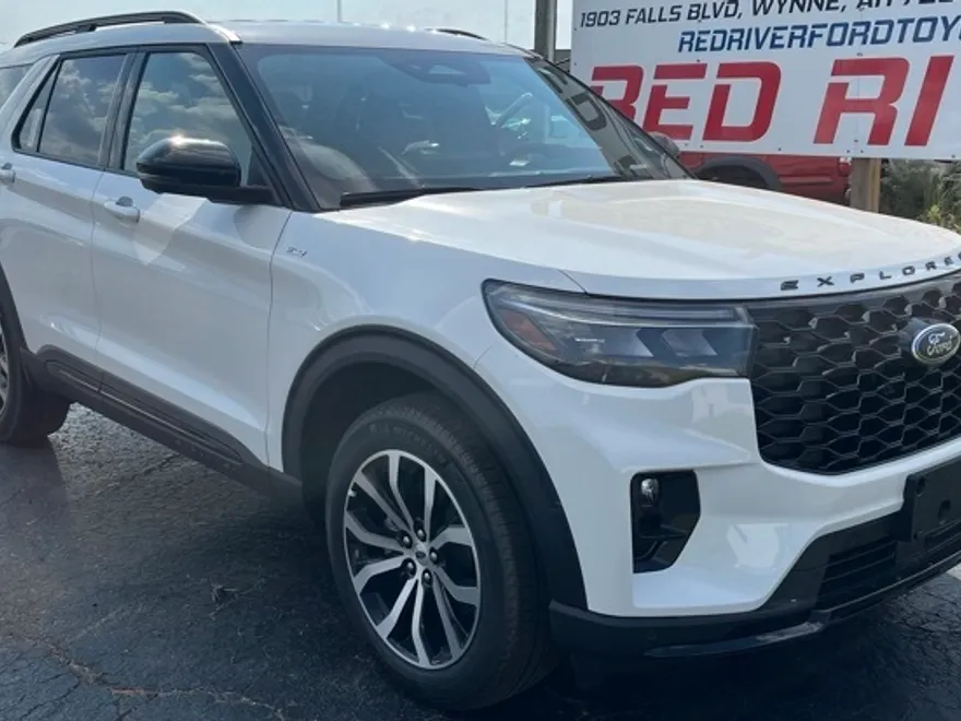 2025 Ford Explorer ST-Line photo 1