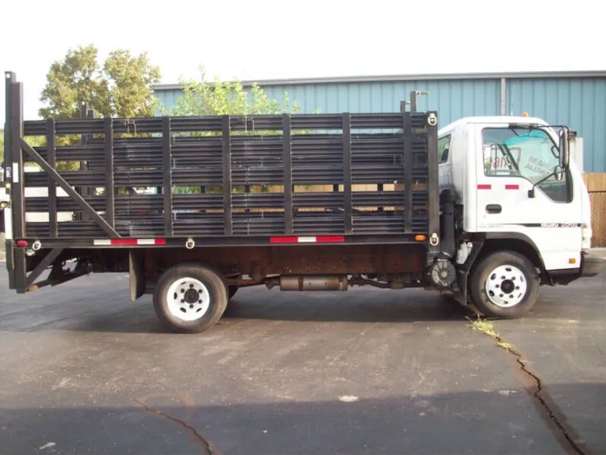 2006 Isuzu NPR photo 1